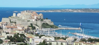 Venir en Corse avec une voiture ou pas ?